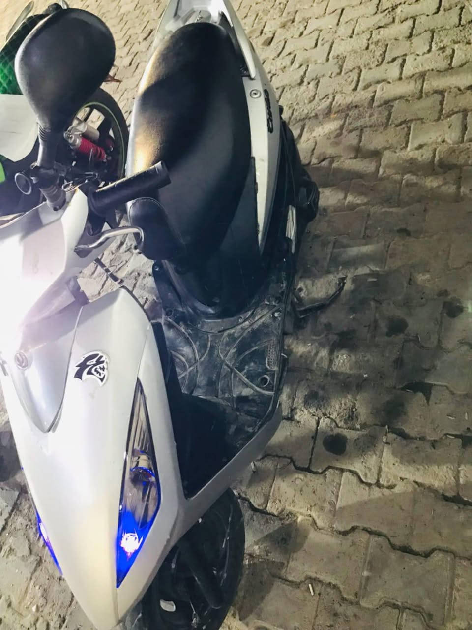 سلام عليكم
سايم جيتي نوزل محرك جديد كهربايات شغاله 
بيع فقط. سعر 300  وبي مجال حك جيه متوازي ع فلوس 
عنوان رمادي 5 كيلو. 
 رقم الهاتف ***********
