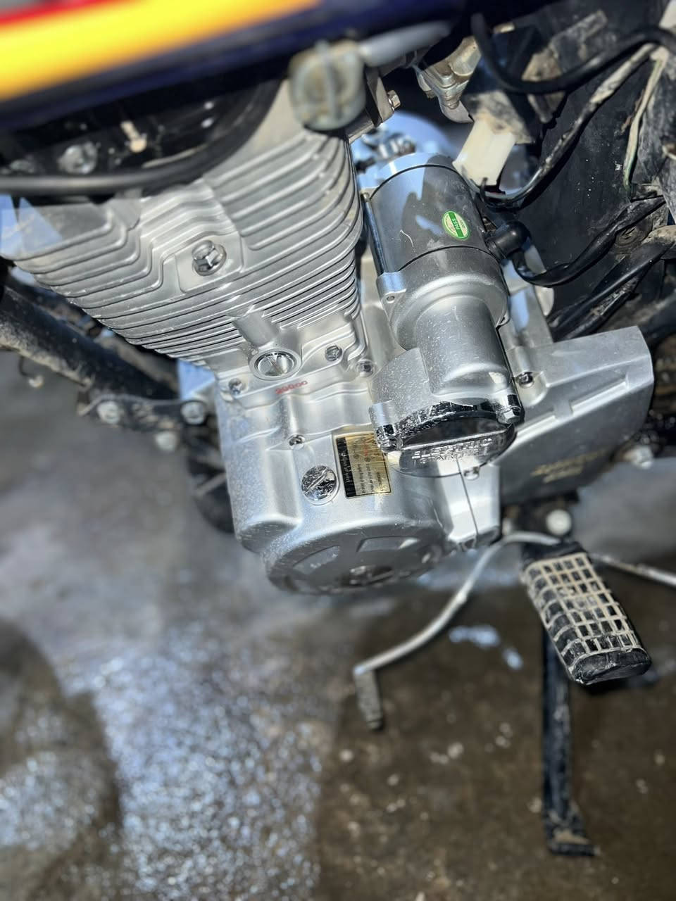 سيفان 2024 للبيع
سيفان 2024 🔥  
محرك 200cc  
تشغيل عن بُعد + سلف  

الموتر نضافة لا توصف ✨  
محركه مضمون، إذا طاحتو صبّانة يرجع وأنطيك فلوس فوگها 😎  
ما يخيب ظنك لا بالتحريكة ولا بالمعدل، شي جداً راقي ومرتب.  

📍 العنوان: جنوب الموصل - قرية أصفية  
💰 السعر: 750 قابل للتفاوض البسيط للجادين  

📞 للتواصل: 077218011


**إذا كنت صاحب هذا الإعلان وتريد حذفه لأي سبب، رجاءا أرسل رسالة إلى الدعم الفني**
