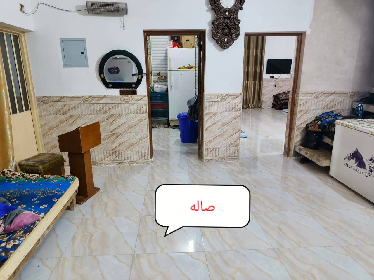 دار للبيع في البراكيه شارع المطار القديم  تحديدن شارع المختار المساحه(150)متر   طابو زراعي سند(25)مشمول بل تطويب بنيان طابوق السقف صب كونكريت مسلح الارضيه بورسلين الجدران سيراميك يحتوي البيت على غرفه نوم عدد2و صاله كبيره و منور عدد 2و حمامات داخليه و خارجيه  واستقبال كبير و مطبخ و مساحه حوش كبيره السعر(65)وبي مجال للأستفسار الاتصال(***********)
