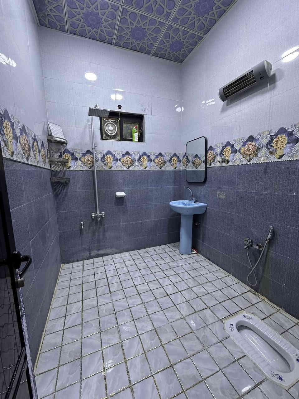 اللايجار ✅
————
دار 🏠 في كوت الحجاج 
مساحة ✏️ : 125 متر 
بناء سنت 2025 
طابقين يحتوي على اربع غرف نوم/ صالة / استقبال / مطبخ / صحيات عدد 3 / شارع عريض / يصلح لجميع انشطة تجارية
——————————————————————————
الاستفسار 
تصال على رقم هاتف
 *********** / عنوان لمكتب حي زهراء يم مستشفى نفط عقارات ابو انور 
————————————————
ملاحظة / لجميع زبائن عقارات ابو انور يتوفر جميع انواع العقار تجاري وسكني ويتوفر بنايات تجارية ومميز وبسعر معقول بوارد مميز جدا لبيع وايجار / يتوفر بيوت وشقق محلات طوابق مفتوحة لايجار ولبيع كذالك 
.
.
نستقبل جميع عروضكم عقارية لبيع وايجار
