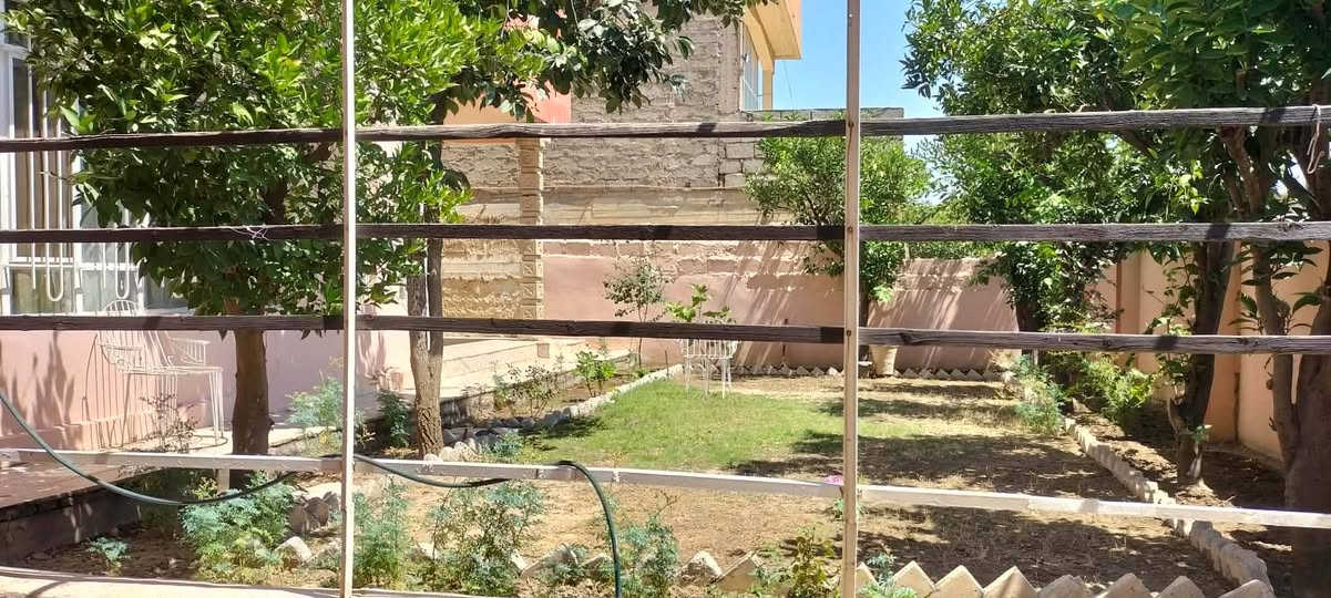 دار للبيع بحي السكر خلف أسواق السكر
قرب اعدادية عمر ابن عبد العزيز وقرب جامع النبأ وقرب جميع الخدمات 

واجهه ١٥
مساحه ٣٠٠ متر
وعمق ٢٠
مواصفات الدور الأول 
٣ غرف نوم +هول واسع + ومطبخ +وصحيات 
مواصفات الدور الثاني 
غرفتين +وهول + وصحيات + ومخزن +بيتونه 

البيت نظيف للسكن او تريده للهد 
للإستفسار 
***********
