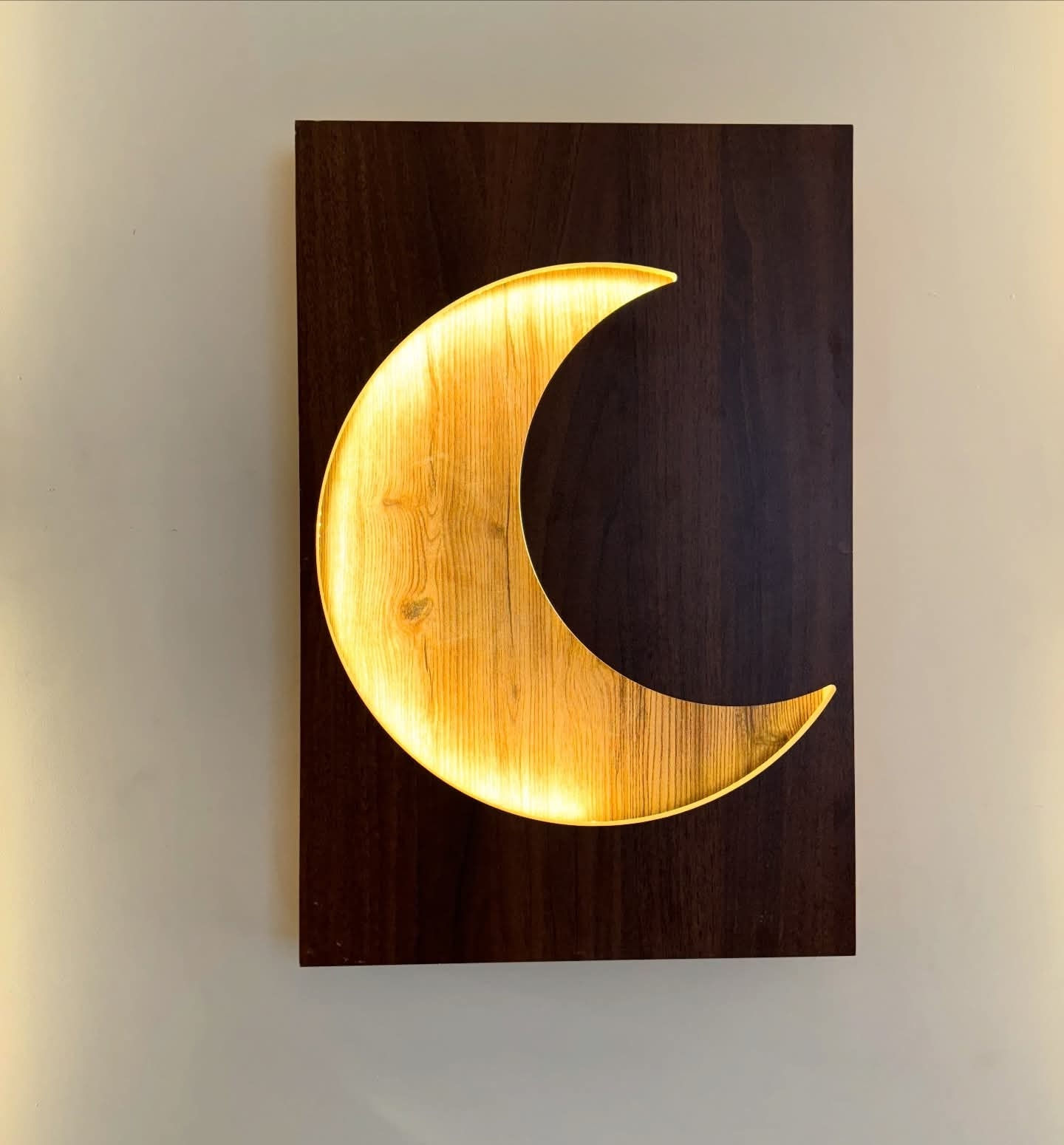 🌙 رمضان نور… وديكور يفرق 🌙
شكل جديد ✨
طابلوه هلال مضيء بخشب طبيعي
لمسة دافية بتغير أي حائط وبتدي روح رمضان في البيت 💛
✔️ إضاءة هادية مريحة
✔️ تصميم مودرن يناسب كل الديكورات
✔️ خامات تقيلة وتشطيب شيك
✔️ ينفع صالة – ريسيبشن – أو حتى ركن عبادة
📩 اطلبه دلوقتي وخلي بيتك منوّر في رمضان
🎁 كميات محدودة
📞 للتواصل: 010 05523224 
📌 اسم الصفحة: Larin Light Art 
#رمضان_كريم 🌙
#ديكور_رمضان
#طبلوهات
#إضاءة_رمضانية
#ديكور_بيوت


**إذا كنت صاحب هذا الإعلان وتريد حذفه لأي سبب، رجاءا أرسل رسالة إلى الدعم الفني**