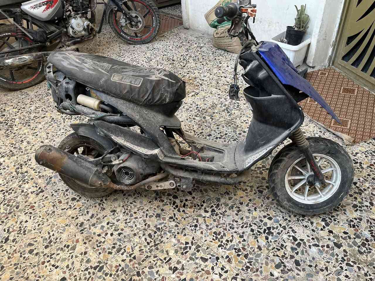 السلام عليكم دراجه ماكس عدله متروكه مكينه شغاله لانضوح ولاتبخير ولادخان بيها نقوصات بسيطة ابيع كوم حديد السعر ٢٠٠مكاني بغداد الدوره ***********
