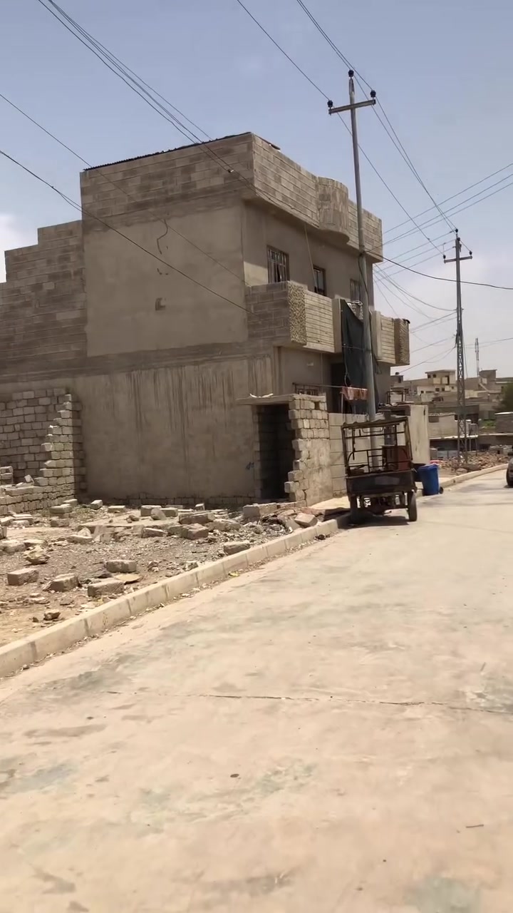 سلام وعليكم بيت للبيع ملك صرف المساحه 100مربع طابقين العنوان رجم حديد ايمن الموصل  بدايت المدخلً 
***********
 
***********
