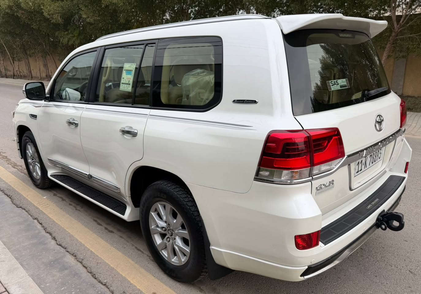 لاندكروز 2017 مكفوله من صبغ والتبديل سياره جديده تخم تاير جديد جوها كير محرك مكفولات بصمه جلد فتحه فووول موصفات كشن 3 حركات فول 
بيه مكانين بارد ازغار كلش ..
محرك 6 سلندر ....
عنوان سياره بغداد الاعضميه 
السعر ...450... قفل 
0771 566 7645
