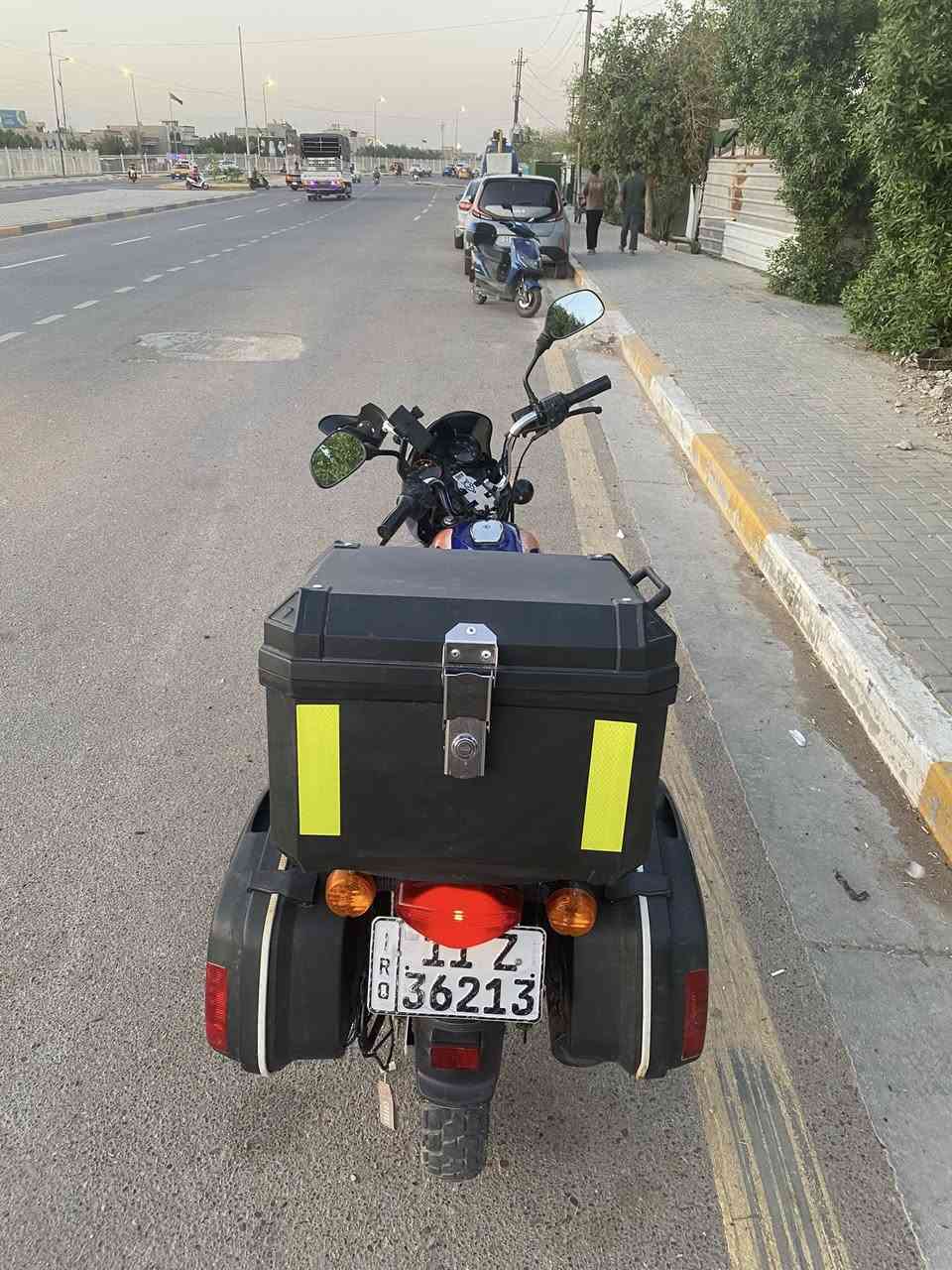 دراجه بوكسر للبيع موديل ٢٣ رقم نكليزي وسنويه باسمي تحويل  ثاني يوم المكينه جديده برغي ما مفتوح بيه كفاله عامه دراجه بس تانكي وكعت عليه طابوكه مثل ما موضح بصوره الاستفسار ***********  مكاني بغذاد شعله
