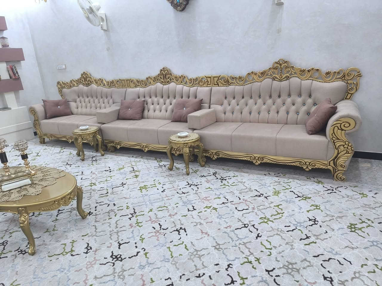 ديوان ملكي اخو الجديد  نضيف جدا مع٤طبلات صغيره و١وسطيه ماخذيه مليونين السعر الحالي مليون..المكان ناصريه الموحيه..للاستفسار ***********
