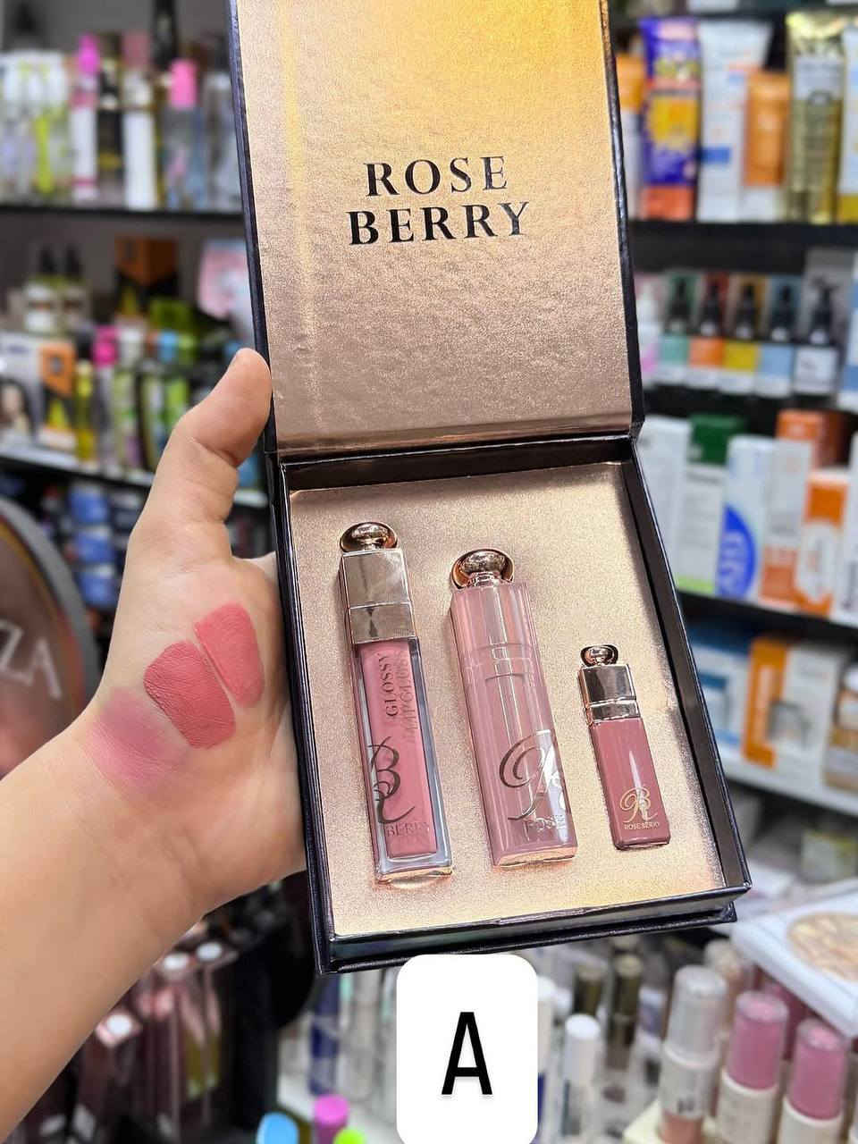 💫 طقم روز بيري - 3 قطع لجمال وترطيب شفايفك 💋
💄 لب جلوس يخطّف الأنظار
💋 ليب بالم بلمعة صحيه
💄 روج صغير يكمل إطلالتك
🌿 مكونات طبيعية ترطيب 💦 ولمعان طول اليوم لمسة أنوثة طول اليوم  @إشارة


**إذا كنت صاحب هذا الإعلان وتريد حذفه لأي سبب، رجاءا أرسل رسالة إلى الدعم الفني**