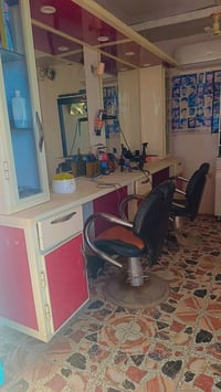 م ملتزمات حلاقه كامله للبيع مع سبلت طن نص جديد سعر الكلي مليون ١٠٠الف ...