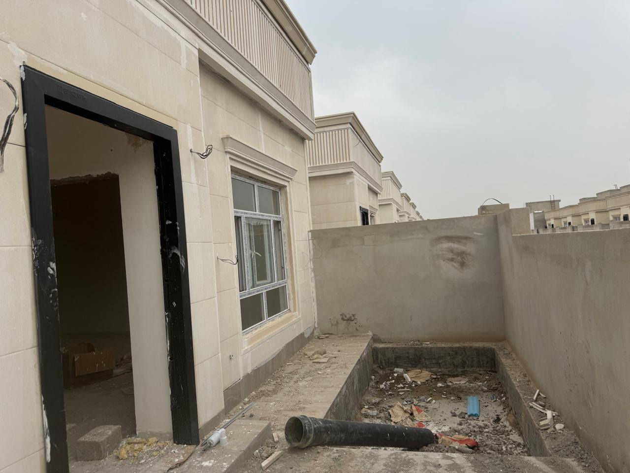 السلام عليكم يوجد دار للبيع مجمع دجله  تكريت الديوم طابق واحد مساحه 200 متر واجهه 10 نزال 20 شارع 15 تسليم شهر الثالث يتكون  من  مطبخ غرفتين النوم استقبال مجمع صحيات عدد اثنين
السعر الكلي 135 مليون
واصل 55 مليون
عندي استلام المفتاح 15 مليون
بدون قسط  سنوي 
القسط الشهري مليون فقط
الدار بدون مبادره
الاستفسار على الرقم
***********
