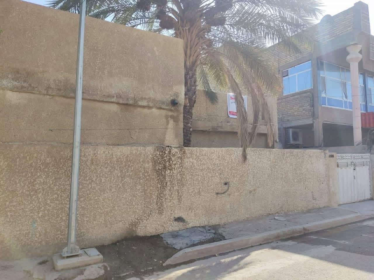 منزل في الشرطه الخامسه طابو صرف المساحه 212 متر
يباع كامل او نص عقار 106 متر 
المتر ع مليون وبي مجال بسيط جدا 

تواصل 
***********

‭+964 771 506 5613‬
