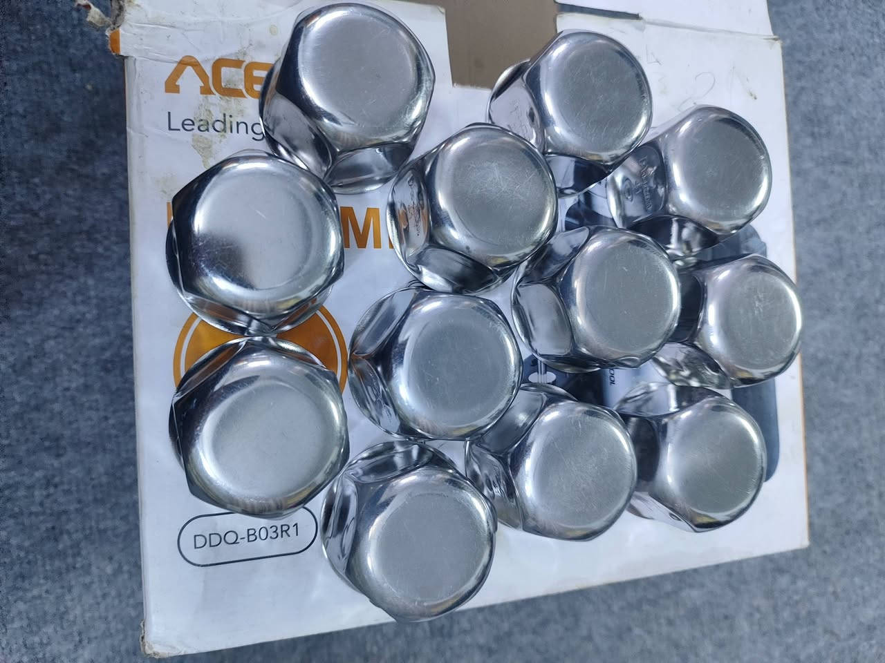 سلام عليكم قباقه مال ستدات اصلي شرط اصلي ابو الختم شوف بعينك كله مختوم الحجم زغير مو جبير يعني بكد الستاد المامي سل ستيل اصلي لا يزنجر ولا ينكد من المطر سعر الواحد ب 2500 اصلي مو هاذه العادي ابو الف ونص مكاني بغداد تاجيات ه‍.... ***********
