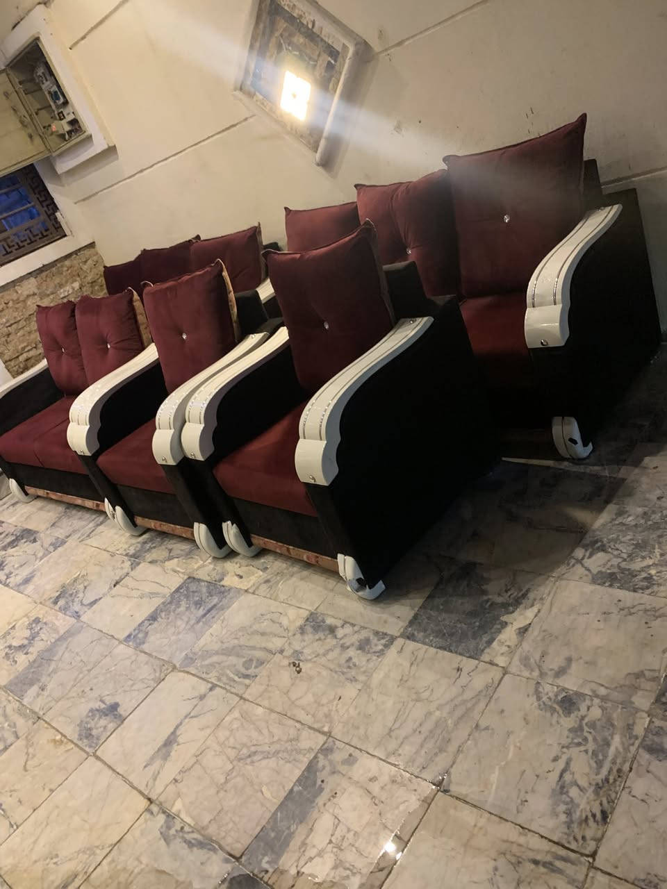 اترخص من مدير محترم تخم قنفات 10 مقاعد نضيف جدا اي ضرار مابيه يتكون من قنفه كبار 2+ قنفه وسط + 2 كراسي نضيف اي ضرار مابيه السعر 190 رقم هاتف *********** بغداد مكلفه بالنشر اتصال فقط
