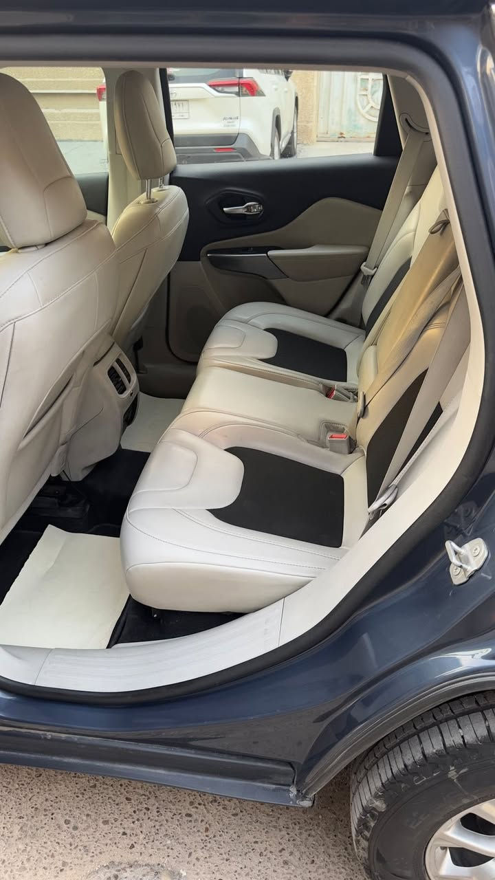 السلام عليكم سياره جيب شيروكي ( بزون ) للبيع
موديل 2020 لميتد فول مواصفات  عدى الفتحه
محرك 4 سلندر 2500 تنفس طبيعي 
السياره ب اسمي مشروع وطني تحويل ثاني يوم 
مواصفات لسياره 
حساس خلفي 
تبريد قطعتين منفصل مع قطعه تبريد خلفي 
كرسي سائق كهربائي 
بصمه 
صندوق كهرباء
هاند بريك كهربائي
نقاط عمياء 
صور سياره موجوده جوه مع صور لحادث 
السعر 160 
للتواصل رقم تلفون 
***********
واتساب : ***********
