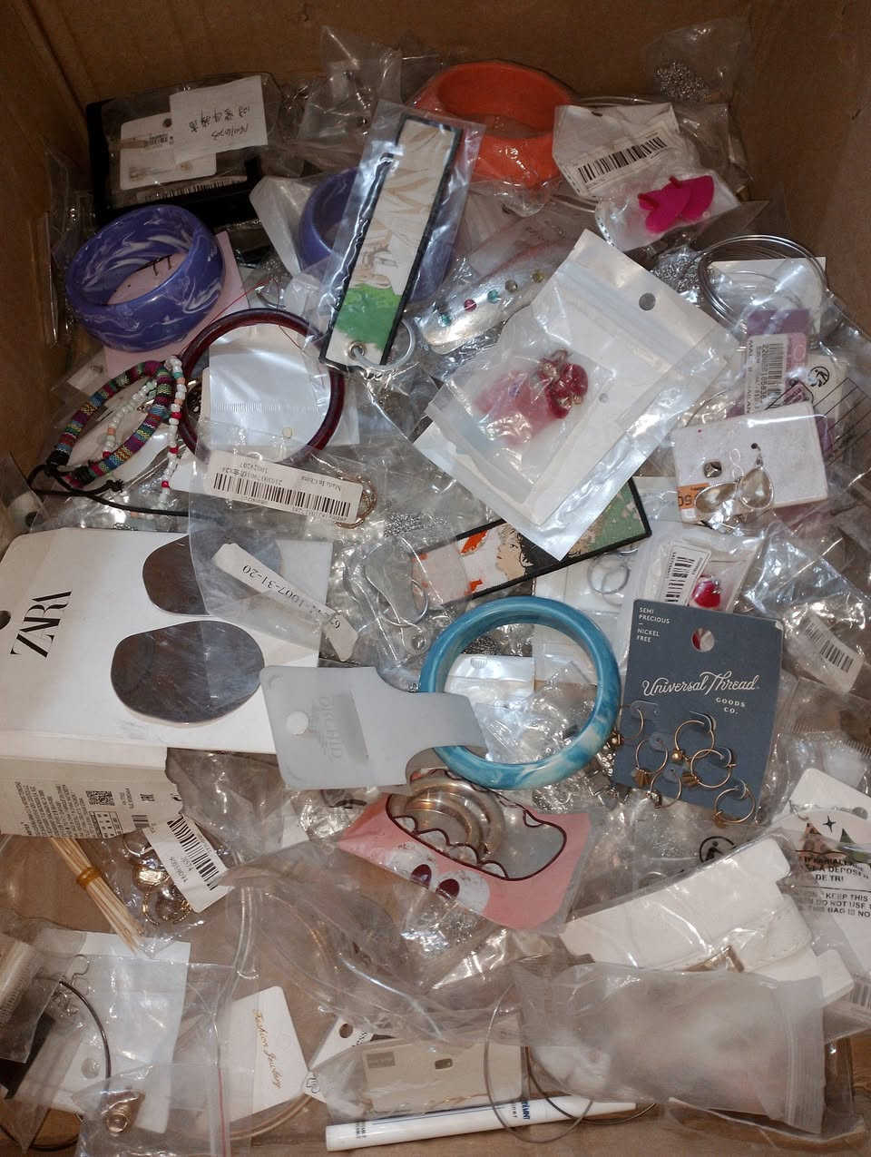 شلعة اكسسوارات اكثر من 320 قطعة او جيس واكو جيساسة بيها اكثر من قطعة محسوبة قطعة وحدة مثلا 5 محابس محسوبة قطعة وحدة ب45 مع التوصيل تطلع عليك القطعة ب100 دينار تبيع بربع بيهــاا خير من الله الي تفيدة تفيدة يتفضل خاص او واتساب ***********
