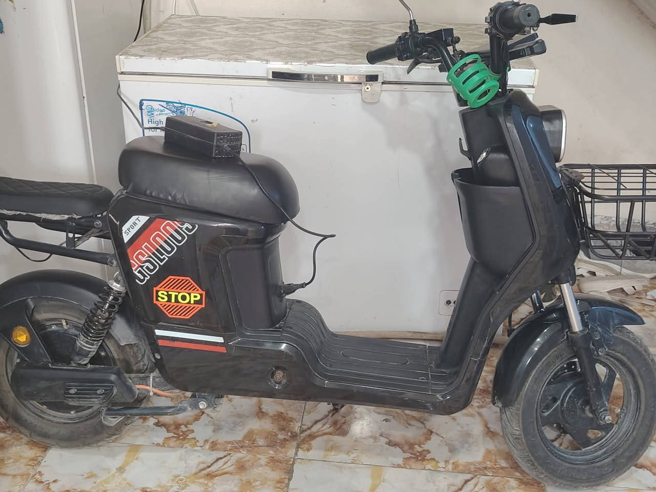 R8 نظافة فول بطاريات جديده مستخدم شي قليل السعر ٣٠ *********** ***********
