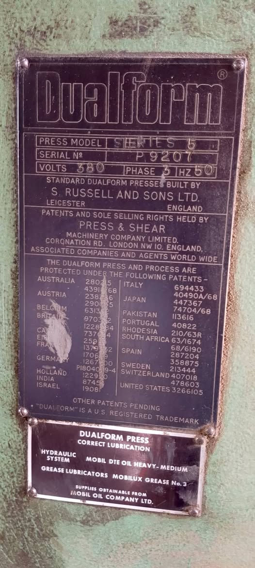 السلام عليكم اخوان برسات هيدروليك وسنترك للبيع  بغداد للاستفسار ***********
