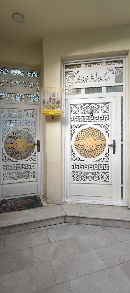 الدار للبيع الدار طابقين كامل مع مخزن طابق ثالث خدمات موجودة شوارع تبليط عنوان منطقة سيد خوام مساحه 100نزل عشيرن واجهة خمسه بناء حديث توصل عل رقم او مراسله عل وتساب ***********
