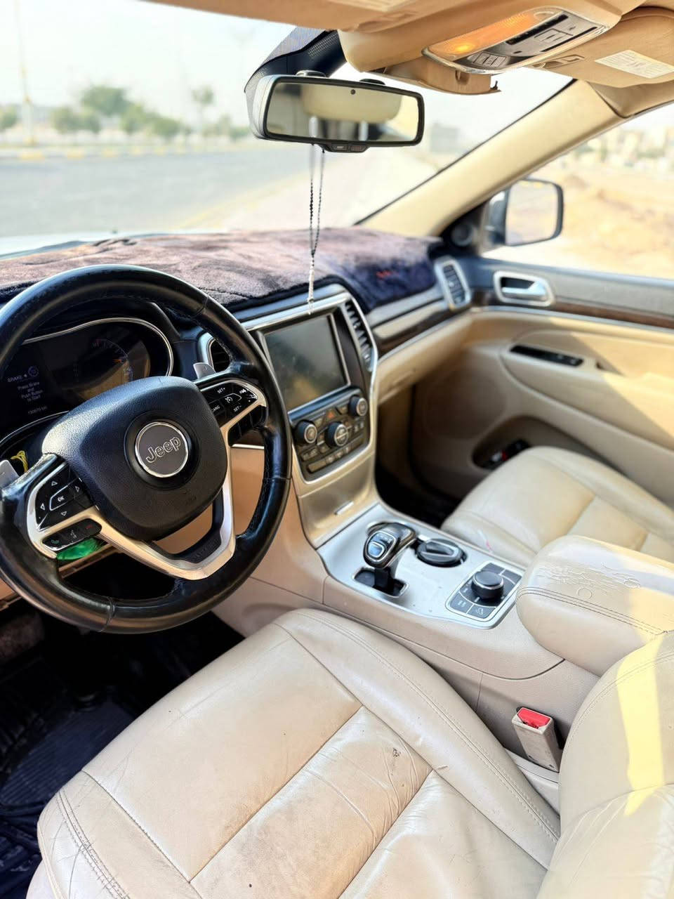 السلام عليكم
سياره جيب شيروكي 
موديل 2014
محرك وكير نضيفات مكفولات 
فور ويل 4X4
شاشه جبير 
تحكم ستيرت 
فتحه 
ومعروفه مواصفاته بعد 
مكان كربلاء 
السعر 197 وبيه مجال 
الاستفسار الاتصال //***********
