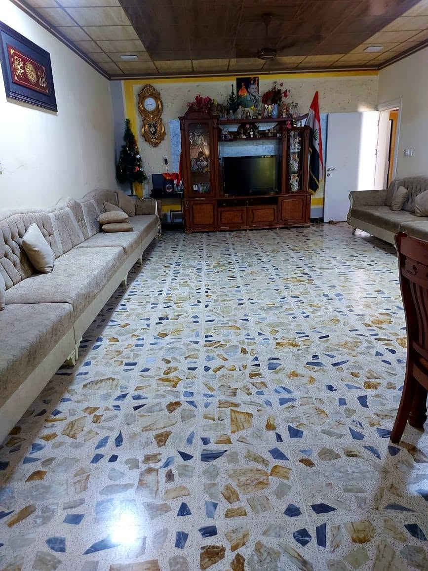 عقار سكني بيع مستعجل ، طابو 
المساحة ٢٠٠ متر ، ركن 
المنطقة حي النصر ، داخل فرع سيراميك الداوودي قريب على الشارع جدا
موصفات العقار: 
طابقين ، غرفة نوم ، مطبخ ، استقبال سقف ثانوي ، منور كله كاشي
طابق ٢ : غرفة نوم ، مخزن  كله كاشي 
السعر ١٩٥ مليون فقط
للتواصل والاستفسار مع صاحب المنزل بشكل مباشر 
 ***********
