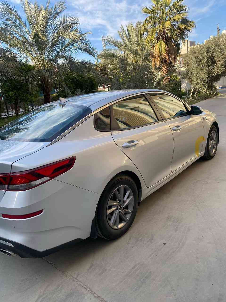 السلام عليكم 
كيا أوبتيما 2019 وارد كوري رقم بغداد 
المواصفات 
كامره خلفيه 
مري شفط 
اشاير بالمري 
تحكم ستيرن 
شاشه ايباد 
نظام تزحلق 
بلوتوث 
USB 
كشن السايق تدفئه وتبريد 
كشن كهربائي 
نظام قياده ايكو وعادي 
الداخل جلد اسود بلادي 
الارضيه جلد بلادي 
تبريد امامي خلفي 
محرك 2400 
ويل كب 
محرك كير مكفول 
العداد 71 الف 
السياره امانه الله جديده تجي أشوف وتحكم 
الملاحظات موضحه بالصوره 
الجاملغ الأمامي راشين عليه قطرات تيزاب جهة السايق موضح بالصوره 
الباب الخلفيه جهة السايق بيها صبغ مأشر عليها 
الباب الاماميه من الجه الثانيه بيها ضرر واضح بسيط ممصلح بعده 
القماره تجي بيها علامه مرفوعه يبقى الأثر بيها فمصبوغه موضحه بالصوره على كد التأشير. . التكمه والباقي كلها نظيفه 
السعر 155 ورقه او بيها مجال 
الرقم بي واتساب اتصل او حاضر بالخدمه 
***********
