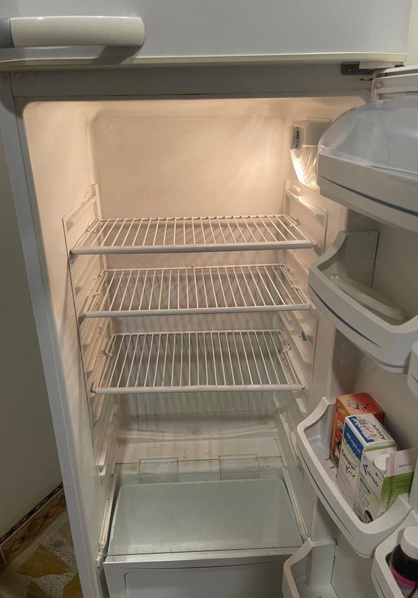 السلام عليكم ثلاجه  VESTEL نظافه 85 ‎%‎ كما موضح بل صور والحجم كما موضح بل صور للاستفسار ***********
