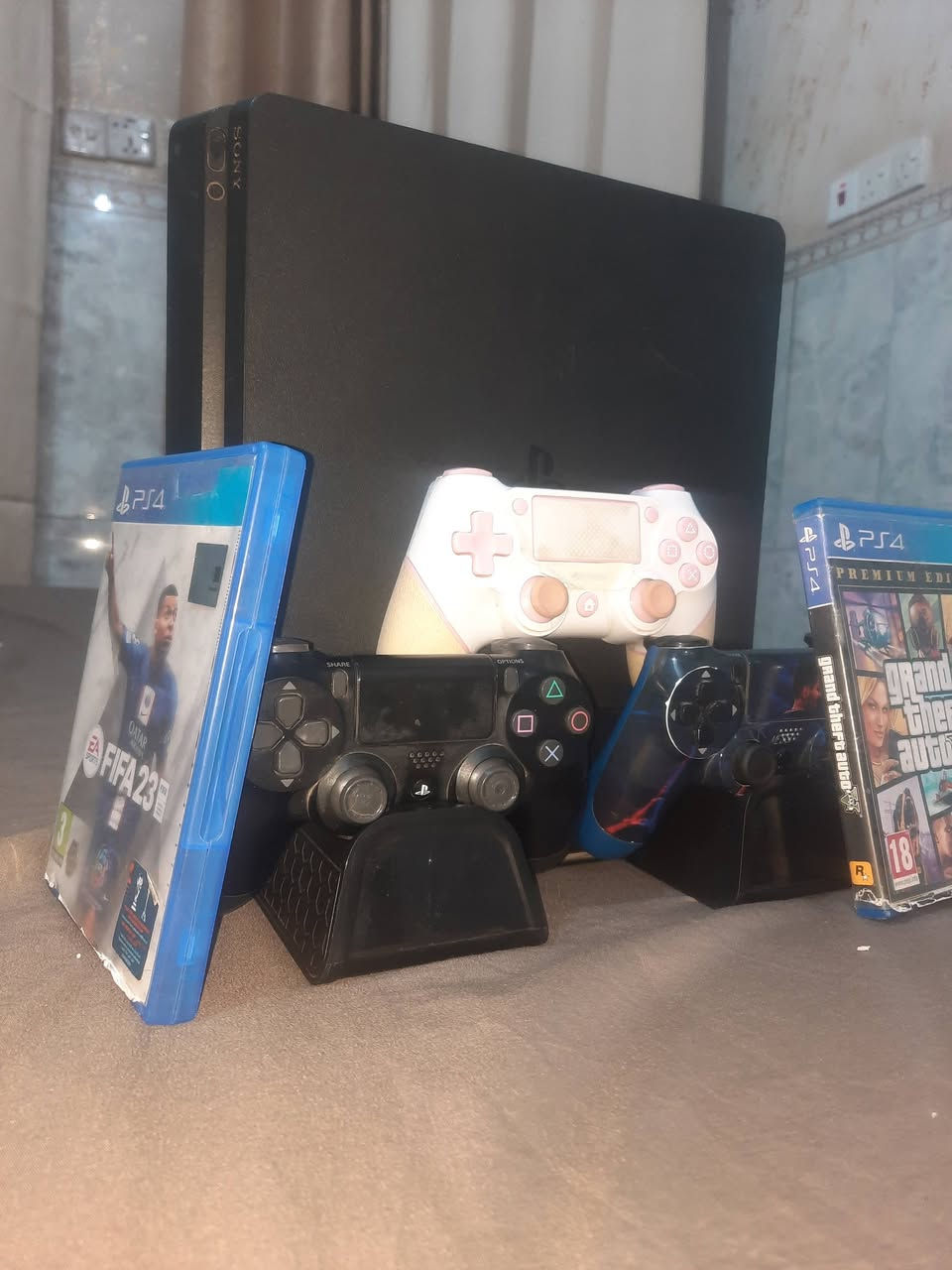 السلام عليكم بلي4سلم ممفتوح برغي منه ملحقاته 3جوستك شغالات كلهن ومبرد واقراص 2.GTA
FIFA23 السعر 285قفل الرقم بي واتساب ***********
مكاني الشعب
