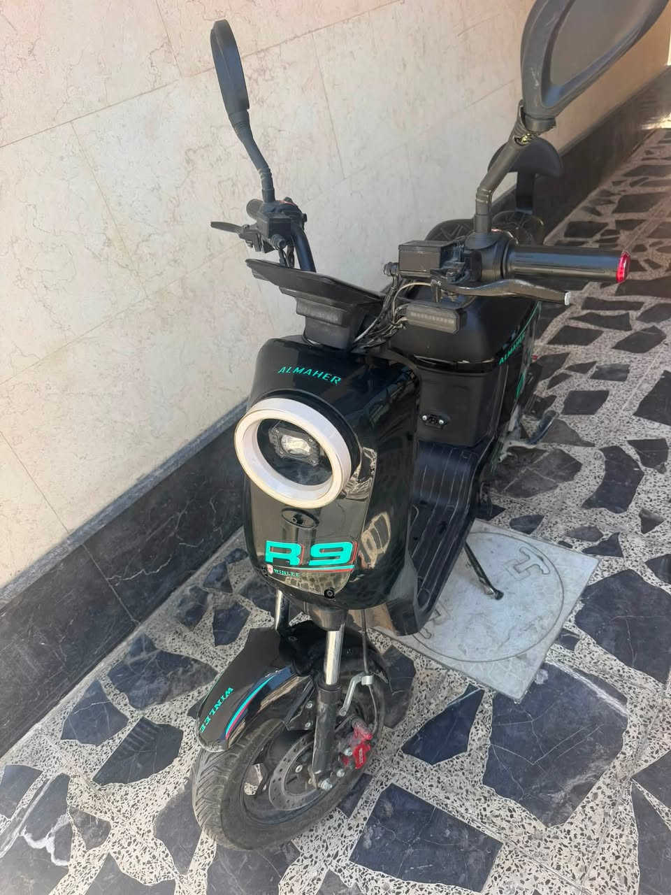 السلام عليكم
دراجه R9 للبيع 

نضيفه كلها شغاله 

بس 2 بطاريات تعبانات 

السعر 200  

مكاني بغداد 

للتواصل ***********
