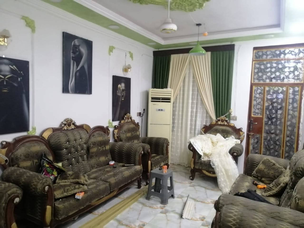 بيت للبيع طابو ملك صرف
المساحه ١٠٠ متر طابقين
مؤثث بالكامل
البيت يحتوي على غرف نوم عدد ٢
غرفه نوم في الطابق الأول مع صاله +مطبخ +استقبال +حمام 
الطابق الثاني غرفة نوم سويت حمام داخلي 

مع كراج سياره
البيت يباع مع اثاثه
مع مولد ٦٠ انبير
الاتصال على الرقم *********** العنوان ديالى بعقوبه منطقة ابو حلاوه مجاور دائرة مرور ديالى المربع الأول.. ملاحظه اتصال فقط
