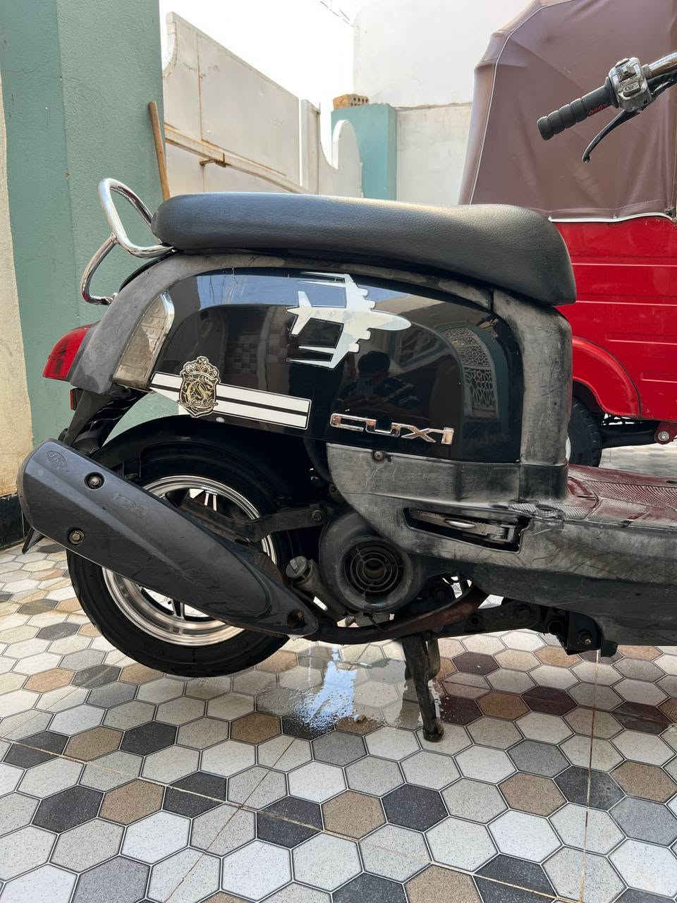 بوليس مال رمبه دراجة على وضع البلاد مكينة خرسه مكفوله من الفتح وتنقيص والتبخير كهربائيات كلها شغاله اشاير وكلوبات سلف وهندر وياله رياضي تخم تاير جديد كيلو متر شغال وكيج البانزين هم شغال دراجة متذب عليها ربع للبيع سعر  600وبيها مجال حك جية مكاني بعقوبه بهرز ***********
