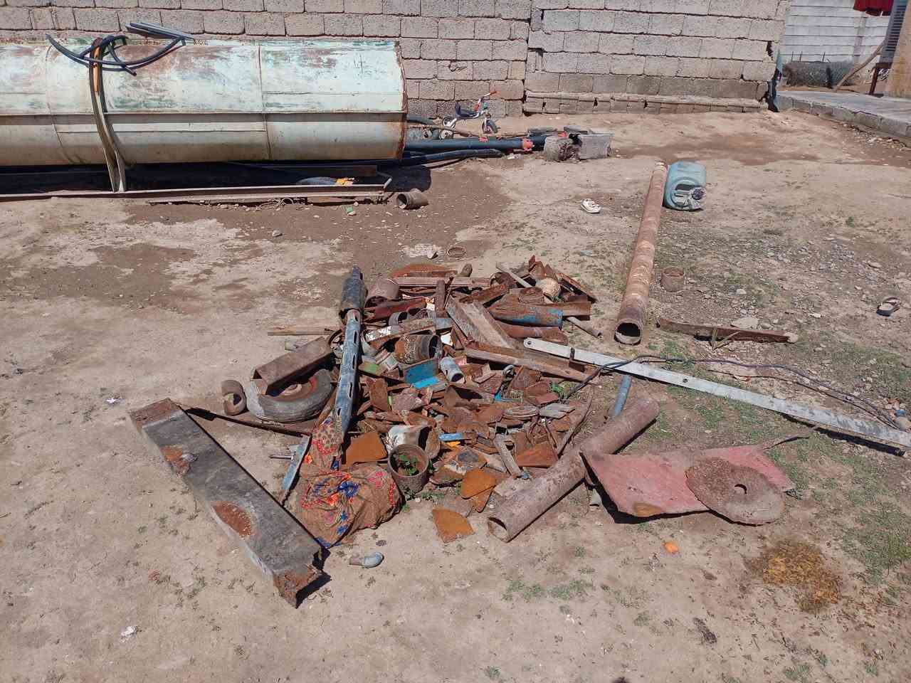 السلام عليكم للبيع حديد ثقيل يطلع بي طن تقريبن سعر الطن 300  الستفسار ***********
