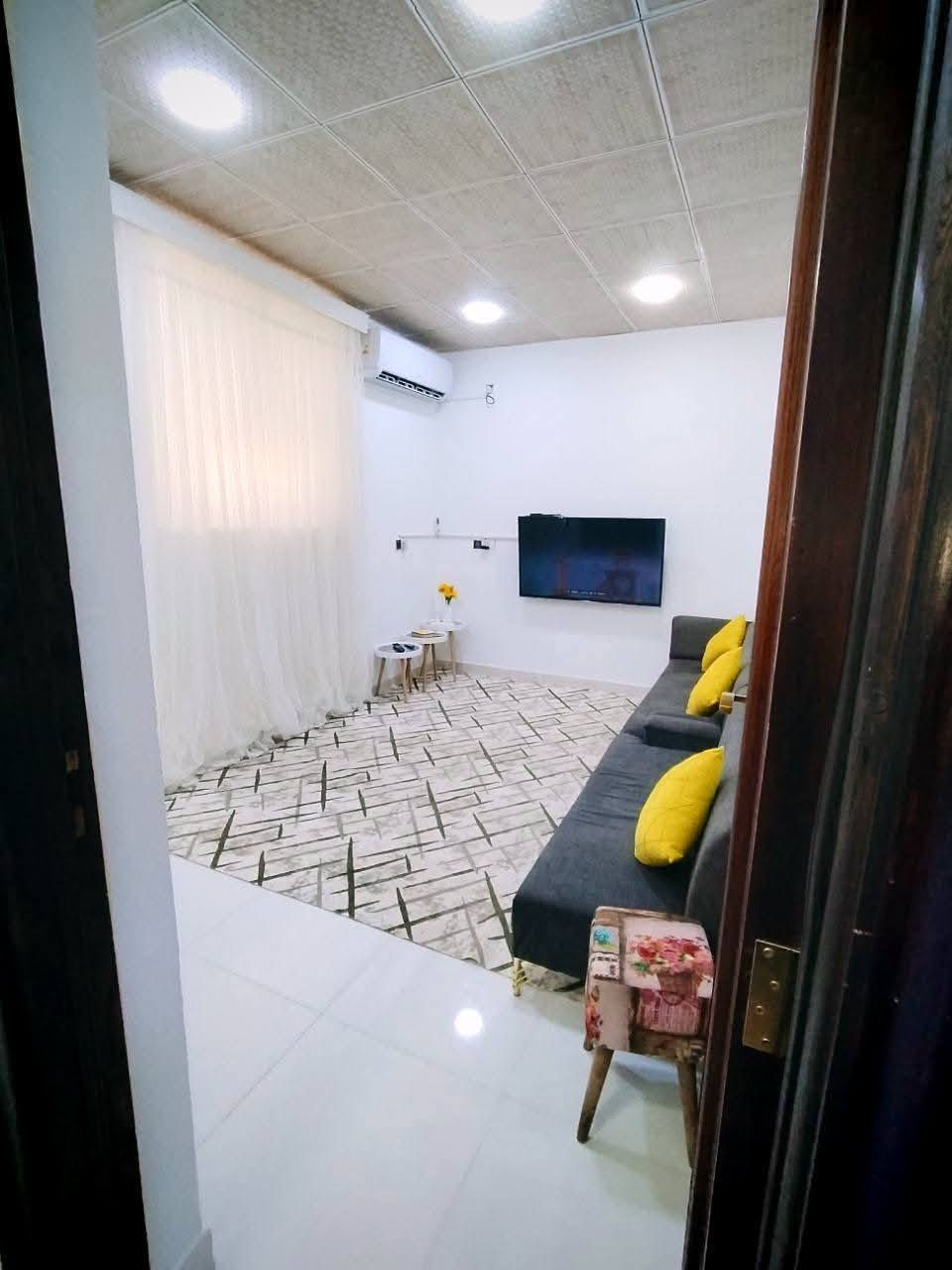 السلام عليكم
🏠 بيت للبيع - السماوة / ال رباط 
📏 المساحة 100م - بناء حديث ونظيف
🧱 سقف عكادة + سقف ثانوي + سطح مفروش إيزوكام
📐 واجهة 12م × نزال 8م
📋 سند زراعي (25) إقرار محكمة 
🛋️ يحتوي على: غرفة + صالة + مطبخ مفتوح عالصاله + برّاني + حمام + مخزن بالبيتونة
السعر 58 مليون 
***********
