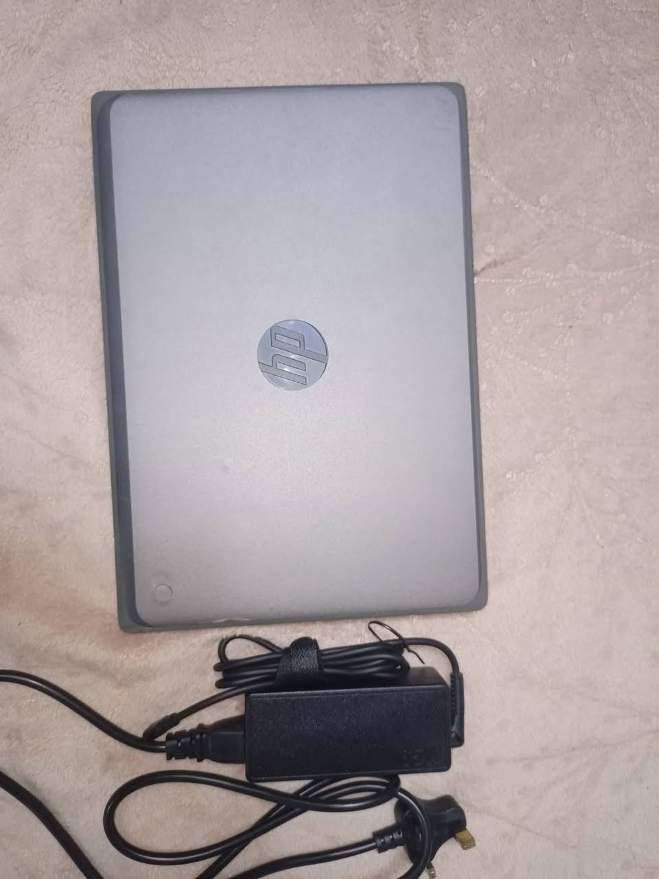 اعلى سعر ابيع 
وياها هدية هيدفون جديد بالكارتون 

لابتوب للبيع
نظيفه كلش وتفيد الطالب للدراسات 
وهاي مواصفاتها 

مواصفات الجهاز باختصار:
​المعالج: يأتي بنسخ متنوعة من معالجات AMD (مثل A4-9120C أو A6-9220C).  
​الشاشة: مقاس 11.6 بوصة بدقة HD (1366 × 768)، وتتوفر بنسخ تدعم اللمس وأخرى لا تدعم.  
​الذاكرة (RAM): تأتي بسعة 4 جيجابايت أو 8 جيجابايت.  
​التخزين: ذاكرة داخلية من نوع eMMC بسعة 32 جيجابايت.  
​نظام التشغيل: Chrome OS.  
​المنافذ: يحتوي على منفذي USB-C (يدعمان الشحن ونقل البيانات)، ومنفذي USB-A، ومنفذ لسماعة الرأس/ميكروفون، وقارئ بطاقات MicroSD.  
​مميزات أخرى: الجهاز مصمم خصيصاً للتعليم (Education Edition)، لذا فهو يتميز بهيكل متين مقاوم للصدمات والانسكابات، مع عمر بطارية جيد يصل إلى 10-13 ساعة تقريباً حسب الاستخدام.


**إذا كنت صاحب هذا الإعلان وتريد حذفه لأي سبب، رجاءا أرسل رسالة إلى الدعم الفني**