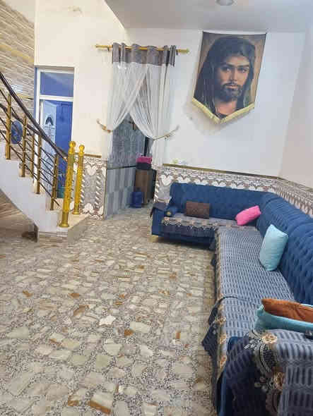 السلام عليكم عندي بيت للبيع مساحه 100 يتكون البيت من استقبال ومطبخ وحولي وغرفه نوم واحده طابق واحد في منطقه ام الكبر والغزلان(ابو درع )كافه الخدمات موجوده رقم الهاتف 
***********
