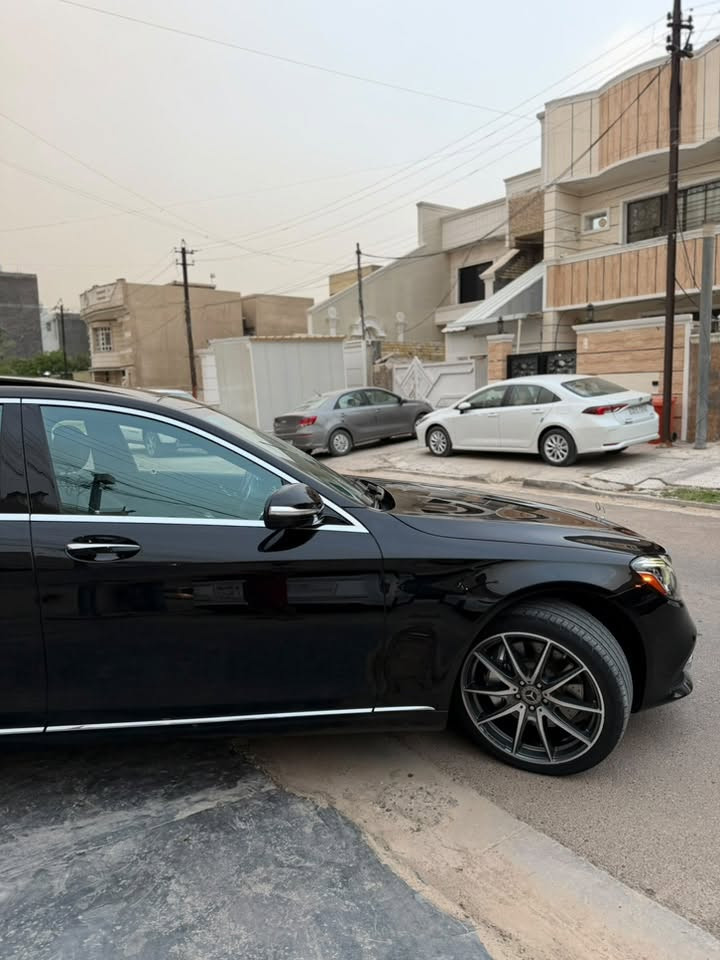 السلام عليكم
مارسيدس s 450 
موديل ٢٠١٨ 
رقم بغداد الجديد باسمي هزه وارقام وسنويه جدد
*****السياره لا قطعه مفتوحه ولا شخوط ولا رصعات *****
—————————
المواصفات ؛
١- برده خلفيه 
٢- بانوراما 
٣-كشنات جلد 
٤-كشنات كهرباء 
٥-كامرات ٣٦٠ درجه
٦-  رادارات ٣٦٠ درجه
٧- خزن ميموري للمقاعد الكدام + المقاعد الخلفيه
٨- تدفئ تبريد مقاعد 
الخ …… من المواصفات بعد مارسيدس ميحتاج احجي 
————————————
السياره وارد امريكي كلين تايتل 
مكفوله من للصبغ والضربه والغرق وكلشي 
من سنه ٢٠٢٠ يمي لليوم مداريها ومابيها اي نقص سياره كلش كلش جديده بالنسبه لخواتها 
بس هذاك اليوم اخذتها فحص وكالولي عدك جاملغ خلفي بي كلير جاي من امريكا معرف شنو صراحه بعد ماعرف اذا كان كلامهم صح او غلط 
السياره جدا جديده ومداريها من ناحيه دهن وبانزين وفلاتر وكل غراضها الاصليه وياها وهواي مصروف عليها الله شاهد
——————————————— 
مكاني حي الخضراء مقابيل العامريه 
***********
