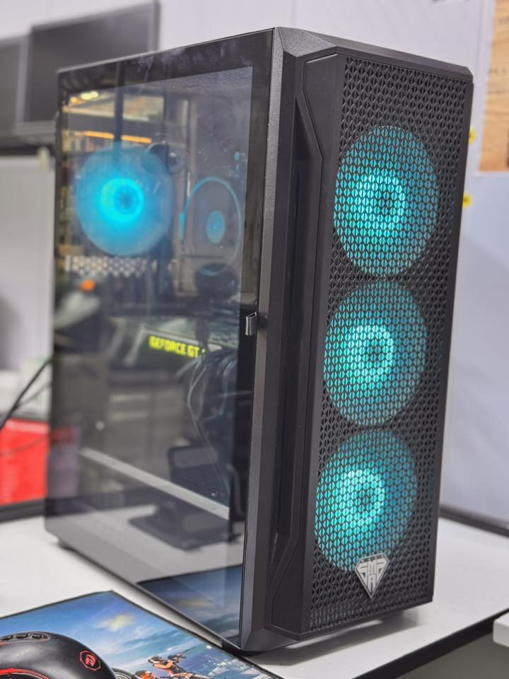 تحية طيبة شبابنا وحبايبنا 
تجميعة اليوم جديدة بكارت مستخدم
مع ضمان ٦ اشهر من تاريخ الشراء 
R5 3600
RAM 16 3200 KING-STONE
ASUS GTX TITAN X 12GB 
M.B B450 MSI A-PRO MAX 2 
SSD 128-HDD500
P.S650W+80PLUS 
CASE 4FAN RGB 
السعر ٦٠٠ الف سعر نهائي شبابنا لان تجميعة جديدة مو مستخدمة 
متوفر توصيل لكافة المحافظات 
عنوان المكتب كوت - المشروع - شارع الحاسبات - مكتب MEGA-TECHNLOGY
***********
