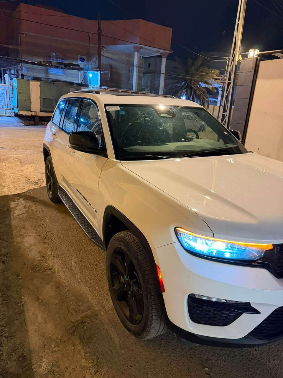 جيب كراند شيروكي التيتيود بلاك ادشن .
الموديل : 2024 . (خليجي) . 
المحرك : 293hp . V6. 3.6L . 
العداد : صفر كيلو متر . (زيرو) . 
الضمان : 3 سنوات او 60 الف كيلو متر . 
المواصفات :
* 5 راكب .
* دفع رباعي 4x4 . 
* رادار امامي مع مانع تصادم . 
* تحذير الخروج عن المسار . 
* تحذير النقطة عمياء  .
* نظام تحذير عند التقاطعات. 
* شاحن موبايل وايرلس. 
* ويل قياس 20 انج .
* فتحة سقف . 
* لوحة القيادة بقياس 12 أنچ. 
* كير شفتر بالستيرن . 
* كاميرا خلفية. 
*شاشة كبيرة 10.1 أنج
* المصابيح الأمامية زنون .
* كشافات الضباب زنون . 
* دخول ذكي. 
* تشغيل عن بعد .
* الصندوق الخلفيي كهربائي .
* فرش المقصورة الداخلية من الجلد والشاموا .
* مقعد السائق كهربائي .
* المقاعد الأمامية تدفئة .
* حساسات خلفية . 
* دوسات جانبية .
* مكيف خلفي . 
* تدفئة مقود القيادة . 
* مانع تصادم خلفي .
* بلوتوث تلفون . 
* محدد سرعة . 
* نظام التشغيل والإطفاء الاوتوماتيكي .
شركة هارلم للوكالات التجارية

+964 771 086 1819 البصرة, العراق


**إذا كنت صاحب هذا الإعلان وتريد حذفه لأي سبب، رجاءا أرسل رسالة إلى الدعم الفني**