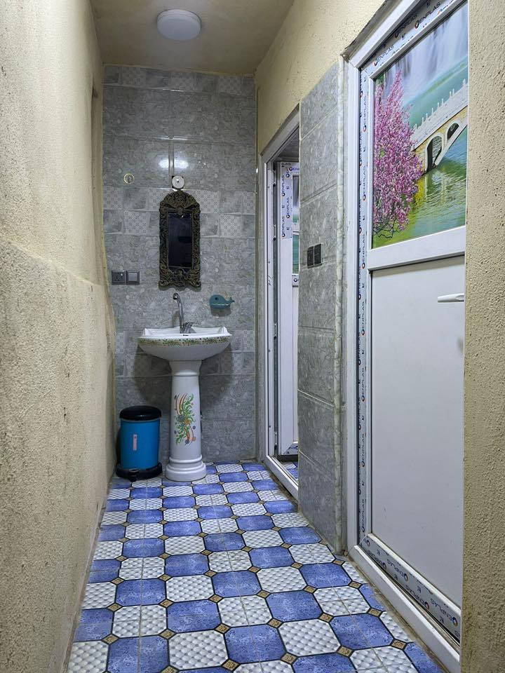 دار طابو زراعي تحويل مباشر 
المساحة 450 م طابق واحد
بناء حديث
واجهة 18 م والباقي نزال
غرفتين نوم
استقبال 7*7
صاله كبيره
مطبخ 
مجمع صحيات
حديقه 100 م
كراج سياره كبير
العنوان / الهنديه - قرب جسر الرشيده
يبعد عن الشارع 50 م
*********** علي
@أبرز المعجبين
