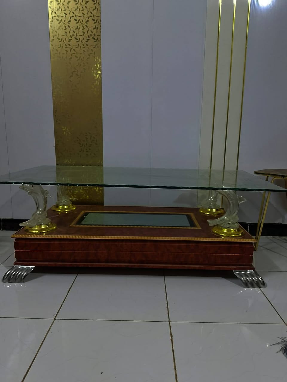 مكلفة بالنشر💥ثريات ٣ اشكال  وطاولة وسطية استعمال قليل الثريات ٤٠ الزوج والطاولة٥٠ الشراي يتصل ***********
