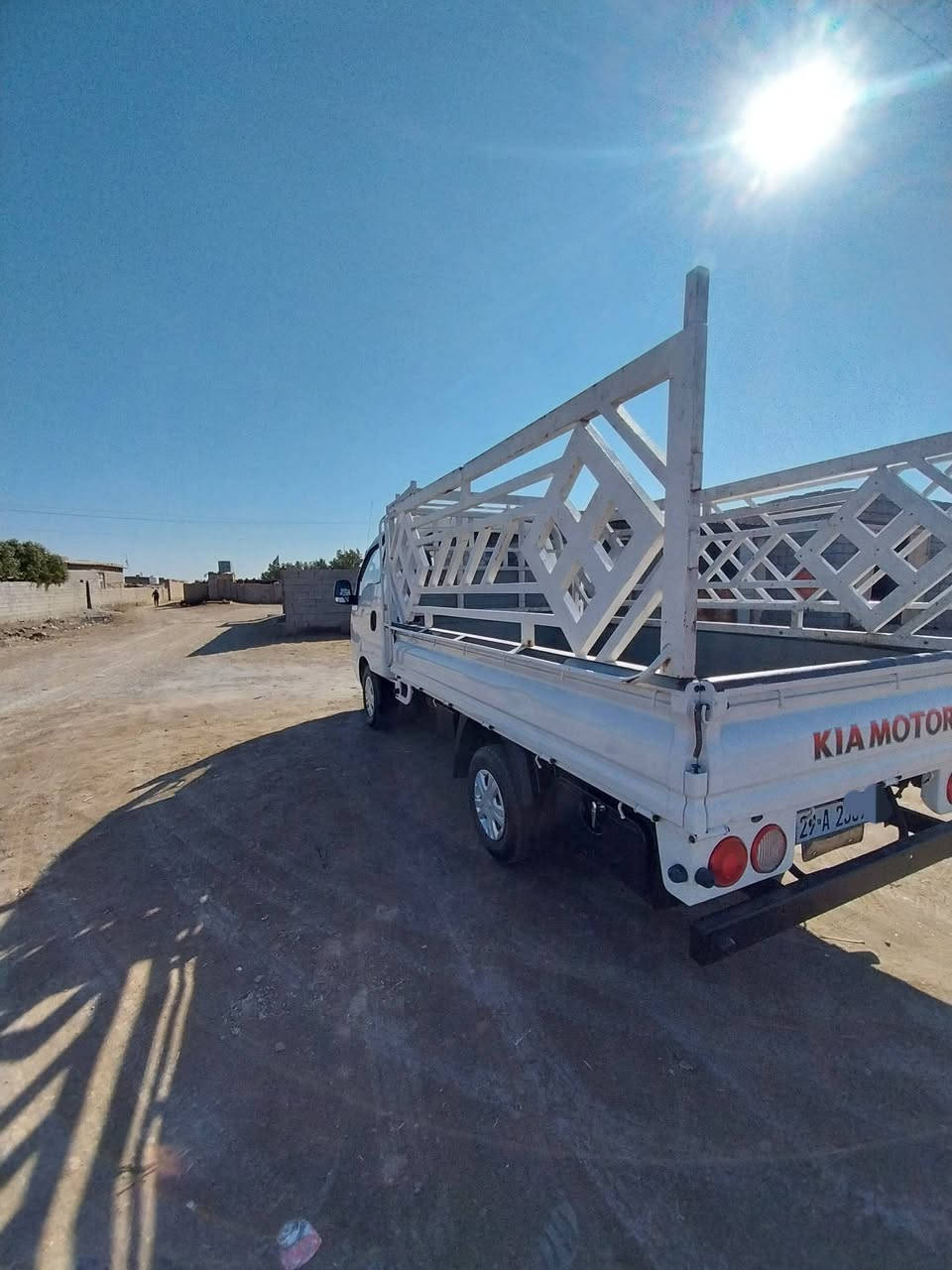 سلام عليكم سياره كيا حمل للبيع موديل 2015 سياره مكفوله كفاله عامه نضيفه وحلوه سنويه لنهايه 26 رقم واسط  مكاني واسط الستفسار ***********
