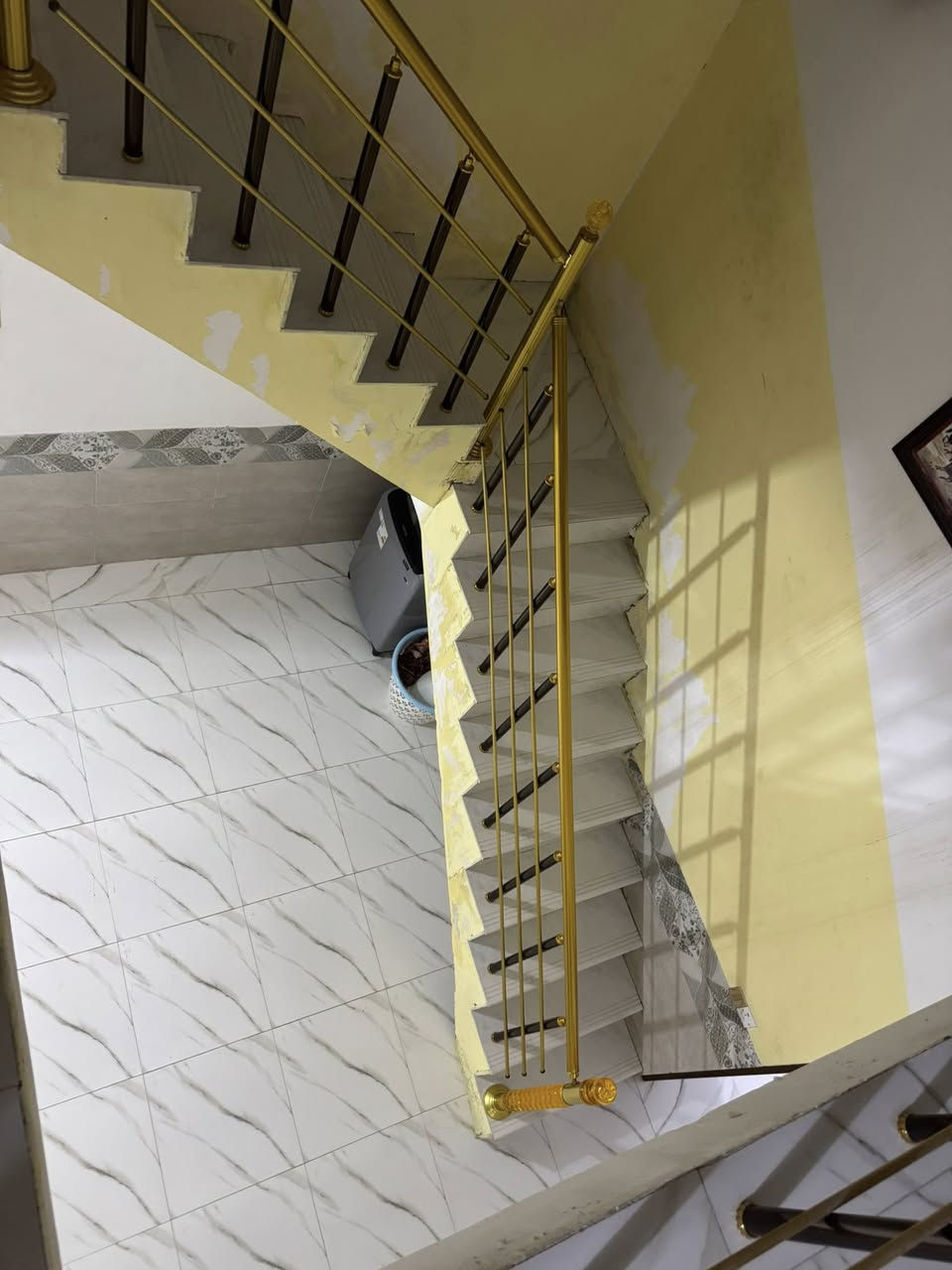 السلام عليكم ورحمة الله وبركاته  بيت للبيع  في كربلاء في حي القد س 100متر خلف بترومين  قرب مدرسه الكلمه الطيبه   البيت طابق ونص  طابو صرف 137 وبي مجال  الي يحب يستفسر يتصل على هذا الرقم  *********** وهذا الرقم الثاني ***********
