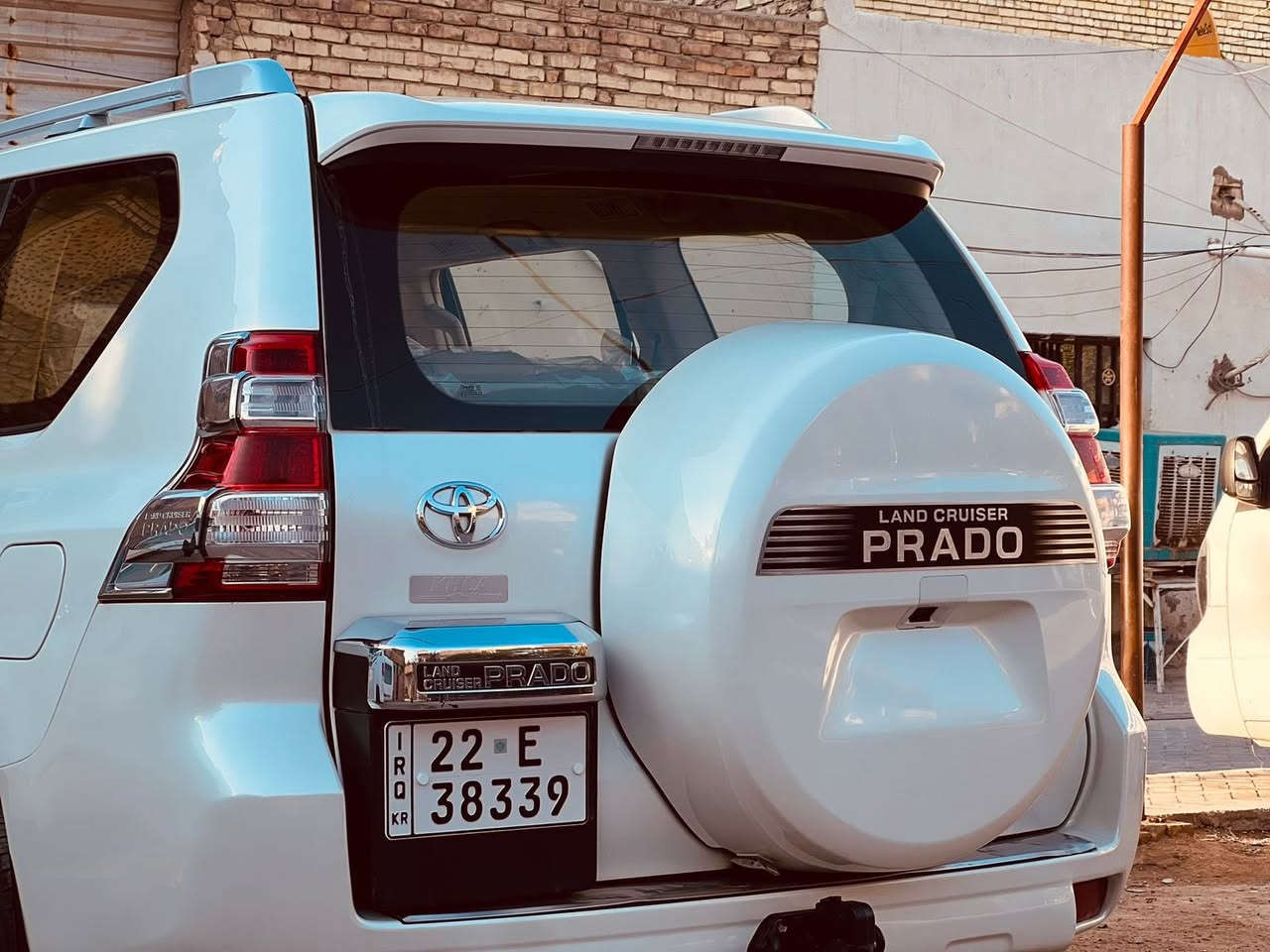 سلام عليكم برادو رقم اربيل موديل 2014
4 سلندر 7 راكب داخل جلد مغلف 
بيه صبغ دعاميات وبيه اثر شخوط
السيارة هزه جديده بااسمي جاهزه من كل النواحي كير محرك صدر طخم تاير العنوان بغداد
السعر 23500
يعني دفترين و35ورقه‬
موبايل ***********
