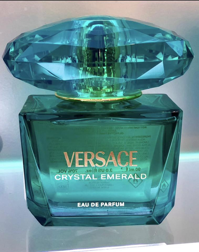 عطر كلايف كريستيان ماغنوليا روكوكو الثامنة للنساء
بارفیوم   50 مل

🥀🌿عطر الثامنة روكوكو ماغنوليا كلايف كريستيان  عطر زهري للنساء الثامنة روكوكو ماغنوليا صدر عام 2017.

 إفتتاحية العطر الكشمش الأسود, الماندرين (اليوسفي) و البرغموت; 
قلب العطر الماغنوليا, الورد, القرنفل ، القرفة; 
قاعدة العطر تتكون من طحلب البلوط (طحلب السنديان) خشب الصندل.
————————————————————————

عطر فيرساتشي كريستال إميرالد بور فییم للنساء
اودي بارفیوم   90 مل

🔮💎عطر كريستال إميرالد من فرزاتشي هو عطر زهري فاكهي للنساء. هذا عطر جديد، تم إطلاقه عام 2025. 

تتكون مقدمة العطر من البرغموت، الفلفل الوردي ،الخوخ؛ 
قلب العطر من براعم الورد والآيس كريم والياسمين التوت؛ 
قاعدة العطر من المسك الأبيض ،البخور ،حبوب التونكا.

✅🌿هذا العطران النسائيان الشهيران متوفران للبيع

📩أرسل لي رسالة على فيسبوك لمعرفة السعر

اسرعي في تدليل نفسك في شهر رمضان المبارك مع هذين العطرين الساحرين. اجعلي رمضان هذا أكثر متعة وتميزًا معهما. 😘🥀

یوجد لدي توصيل إلى جميع محافظات كردستان والعراق


**إذا كنت صاحب هذا الإعلان وتريد حذفه لأي سبب، رجاءا أرسل رسالة إلى الدعم الفني**