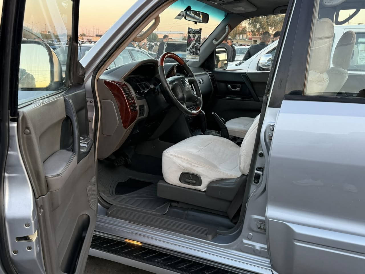 سلام عليكم باجيرو 2005 كلين لاصبغ ولا معجون دفتر بانزين بسمي مشروع وطني تبريد مركزي 7 راكب تخم تاير جديد سليت تحكم مري شفط محرك 3000 فور ويل   ***********
