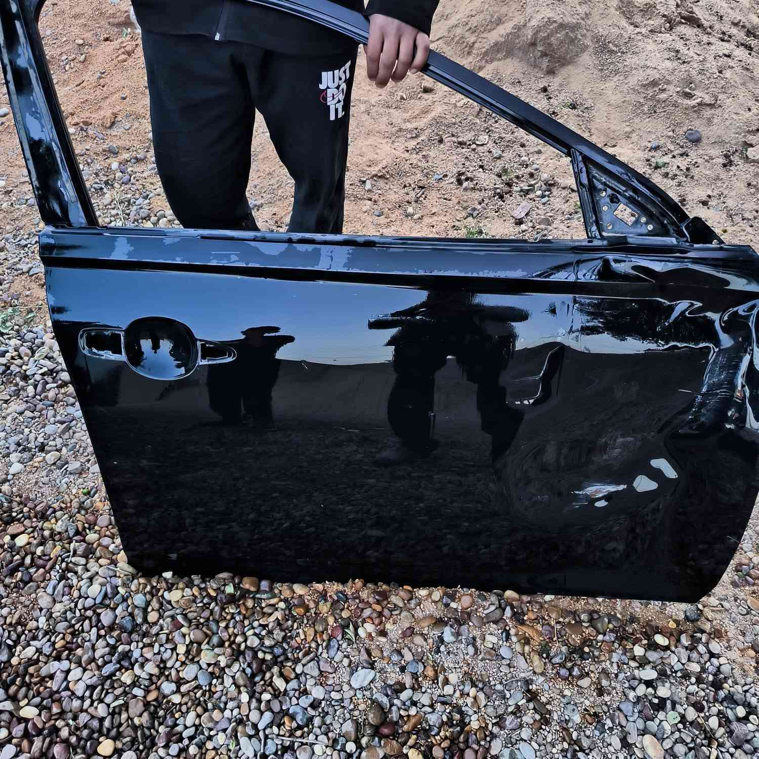 عندي باب ألتيما  جهه الراكب لون اسود ملكي بيه ضربه مثل ماموضح بالصور 
أصلي مو تجاري 
موديل 2024 يرهم لكل الموديلات الي نفس الشكل 
اريده ب 200 بيه مجال للشراي هذا رقمي 
***********
مكاني بالرمادي واذا تريد توصيل موجود
