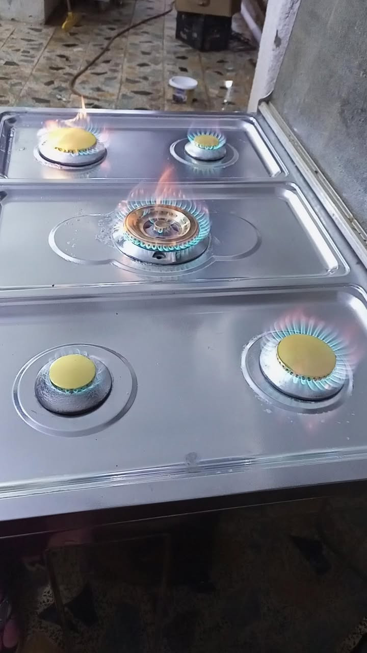 سلام عليكم طباخ فريش عوزه بس جامه مال فرن ورجلين سعره 250 وبي مجال مكاني حي المعلمين الجديد ***********
