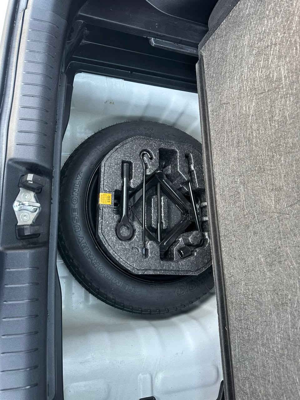 السلام عليكم هونداي فينو  
مديل : 2024
ماشيه :3400 mi
حجم المحرك : 1600 دبل نوزل 
مواصفات : الفول 1/1
حادث موضح بالصور مكفوله من الدواخل باب الخلفي مبدل نفس الون وباب السايق على كد الضرر انصبغ يعني ربع الباب ايرباك برده فقط ومصلح .
السعر : 13500$ دولار وبيها مجال الشراي يجي يشوف 
 للاستفسار ***********
