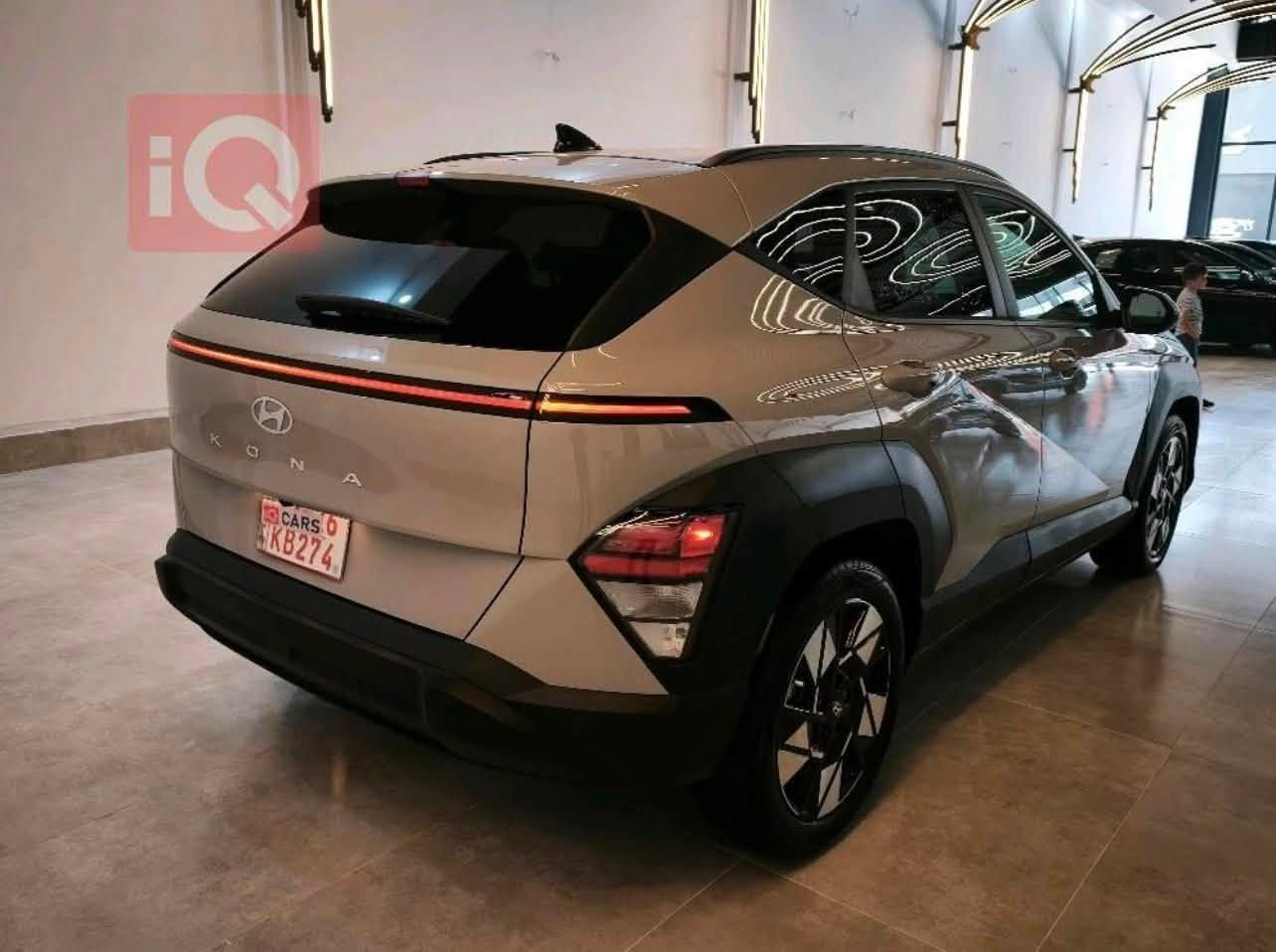 هيونداي كونا 2024 
مواصفات SEL 

الكاميرا الخلفية
صندوق كهربائي
التحكم على المنحدرات
كاميرا 360
مستشعر وقوف
تدفئة المقاعد
فتحة السقف
بصمة
مثبت السرعة
شاشة
مراقبة النقطة العمياء
نظام المفتاح الذكي
2 وسادة هوائية
6 وسادة هوائية
مصابيح زينون الأمامية
المصابيح الأمامية ليد
مانع الانزلاق
التشغيل عن بعد
رادار
شاحن لاسلكي
كشافات ضباب
وضع القيادة

شوية من البوند و الجمالغ بدون دواخل 

سعر 160$ 
***********
