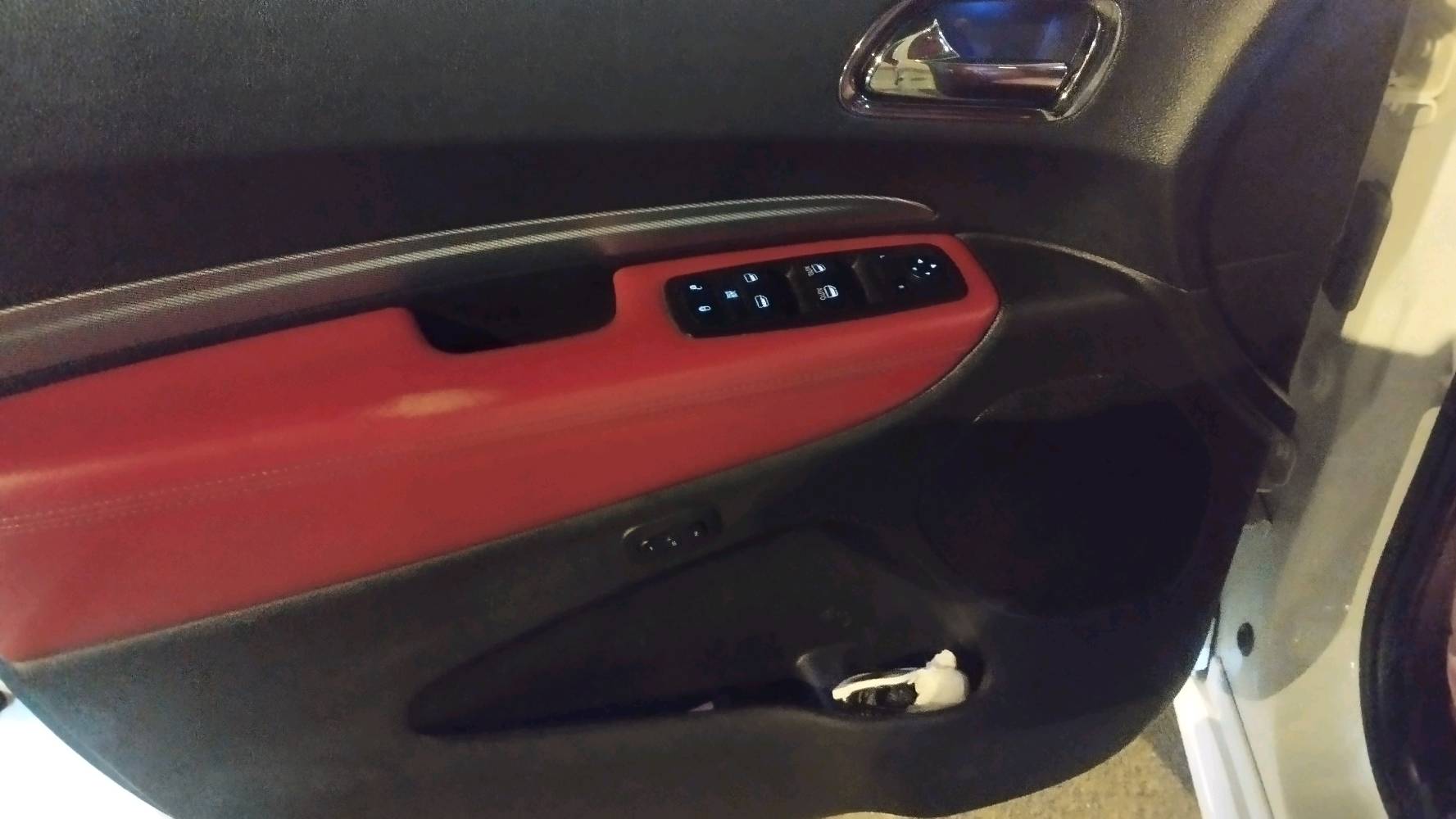 🚗 للبيع: دودج دورنكو 2019
📍 مكان السيارة: البصرة – الجبيلة
📞 للتواصل: ***********
💰 السعر: 350 ورقة – قابل للتفاوض📊  المحرك: 8 سلندر – 5700cc

⚙️ المواصفات:
• حساسات أمامية وخلفية
• فتحة سقف بانورامية 
• تحكمات ستيرن
• نظام سبورت
• رادار أمامي وخلفي
• نظام النقطة العمياء
• شاشات خلفية
• يتسع لـ 6 ركاب
• اللون الخارجي أبيض والداخلي ماروني

⚠️ أضرار السيارة:
• وارد خليجي – وكالة هارلم
• كفالة عامة بدون أضرار
• السيارة بوضع الوكالة

📌 تفاصيل إضافية:
• رقم السيارة: بغداد الدولي الجديد
• باسم المالك تحويل مباشر
• لون السيارة: أبيض