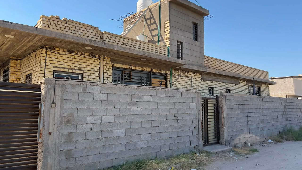 بيت للبيع او المراوس خلف جامعة العميد
بيت للبيع او المراوس 
موقع البيت خلف جامعة العميد بعد فرع قرية ال جميل يبعد عن نهر الهنيديه 50 متر 
مساحته 300 م واجهه 25 ونزال 12 طابق واحد 
يحتوي على مدخلين باب سلايد وباب صغير 
كراج + حديقه+ حمام خارجي 
موزع + استقبال كبير + مطبخ حار بارد مع ملحقاته + صاله
غرفتين نوم واحده نظام سويت 
مجمع صحيات 
درج وبيتونه 
يحتوي البيت على ممر محيط به عرض متر 
البيت بناء حديث طابوق سنه 2024 وجدران بورسلين وارضية المنزل بورسلين مع حديقه داخليه تصلح شلال مستقبلا 
البيت مزود ب سبالت 
مع بئر ماء 
الخدمات 
شارع تبليط عرض 10 متر + كهرباء وطني مولده + مجاري وماء وخدمة انترنت 

للاستفسار والتواصل الاتصال على الرقم
***********

